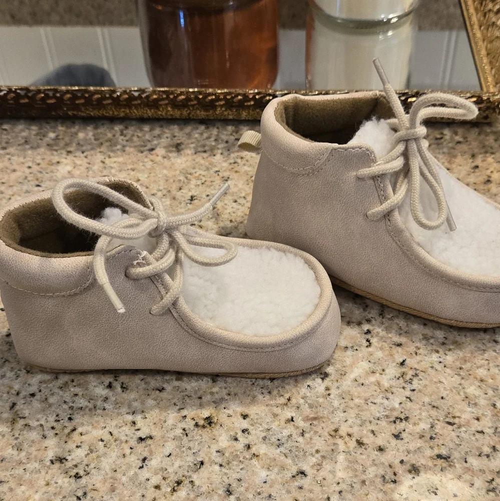 NWOT Old Navy Beige Suede and White Sherpa Baby Boot Shoe 18-24 Months